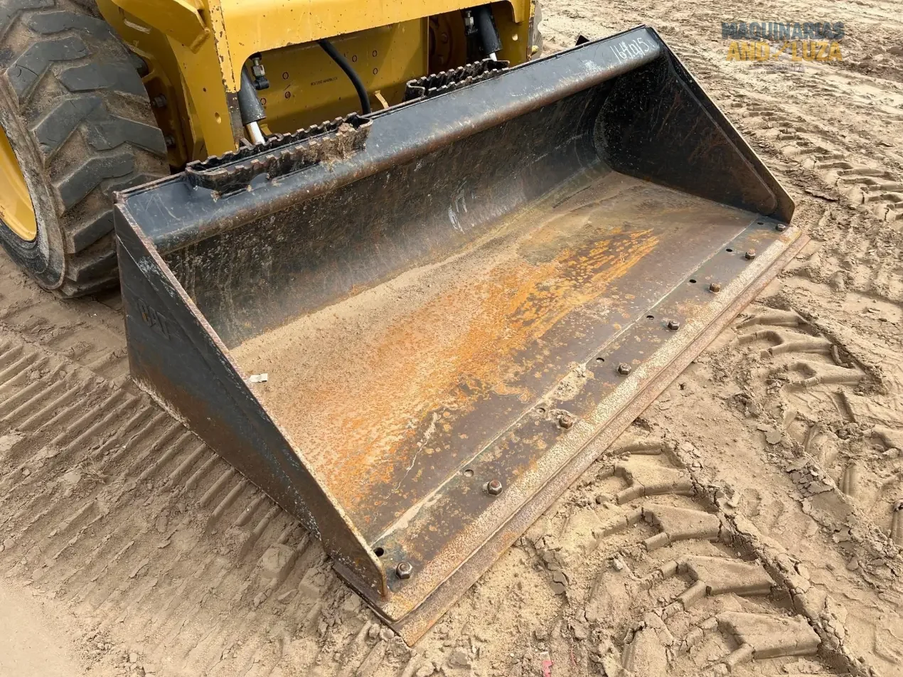 Pala compatta Caterpillar 226D3 del 2021 con design a sollevamento radiale, cabina riprogettata per il massimo comfort e tecnologia Smart per operazioni di livellamento e carico ad alte prestazioni.