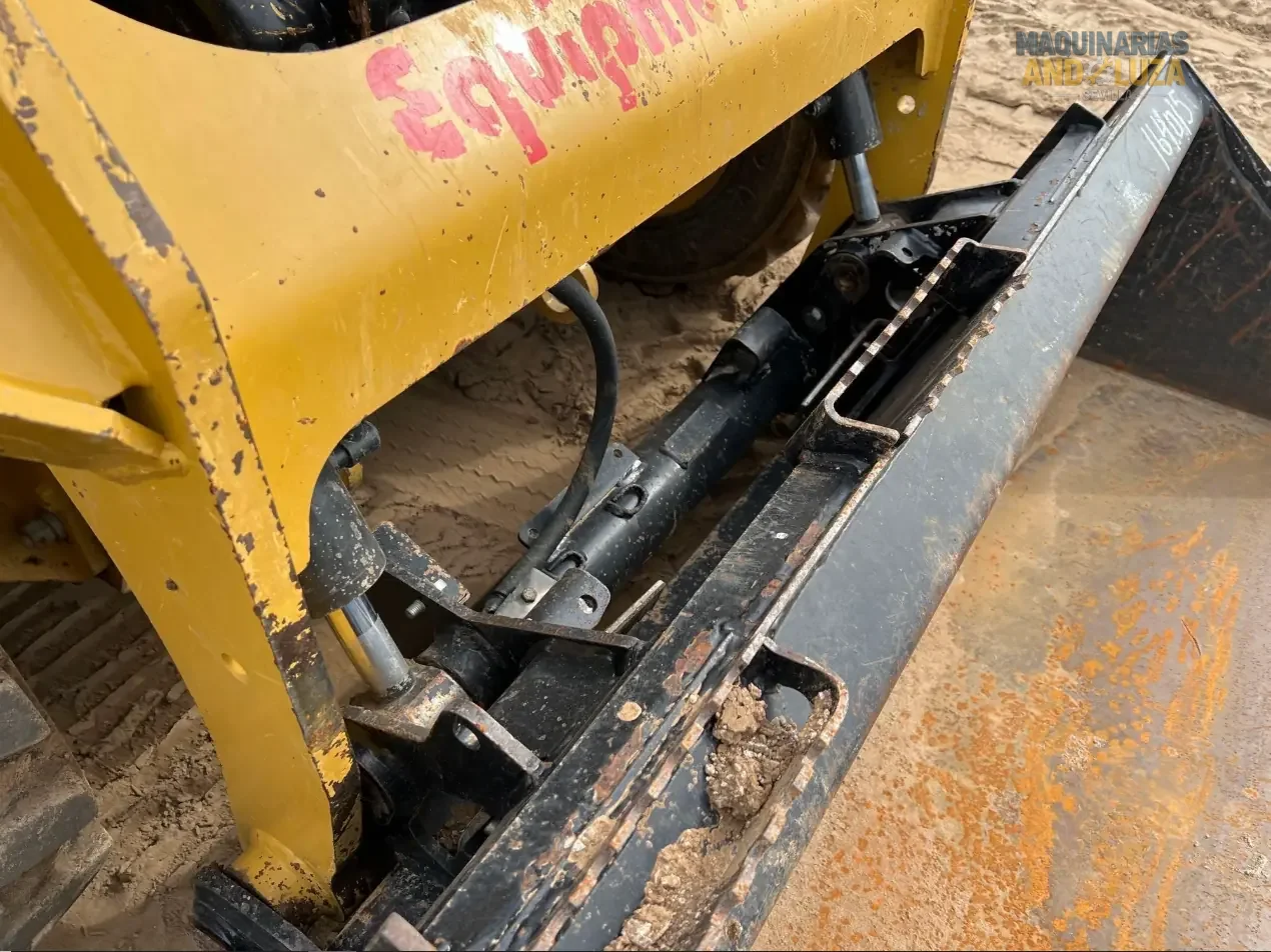 Pala compatta Caterpillar 226D3 del 2021 con design a sollevamento radiale, cabina riprogettata per il massimo comfort e tecnologia Smart per operazioni di livellamento e carico ad alte prestazioni.