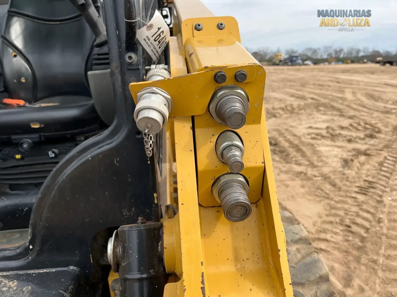 Pala compatta Caterpillar 226D3 del 2021 con design a sollevamento radiale, cabina riprogettata per il massimo comfort e tecnologia Smart per operazioni di livellamento e carico ad alte prestazioni.