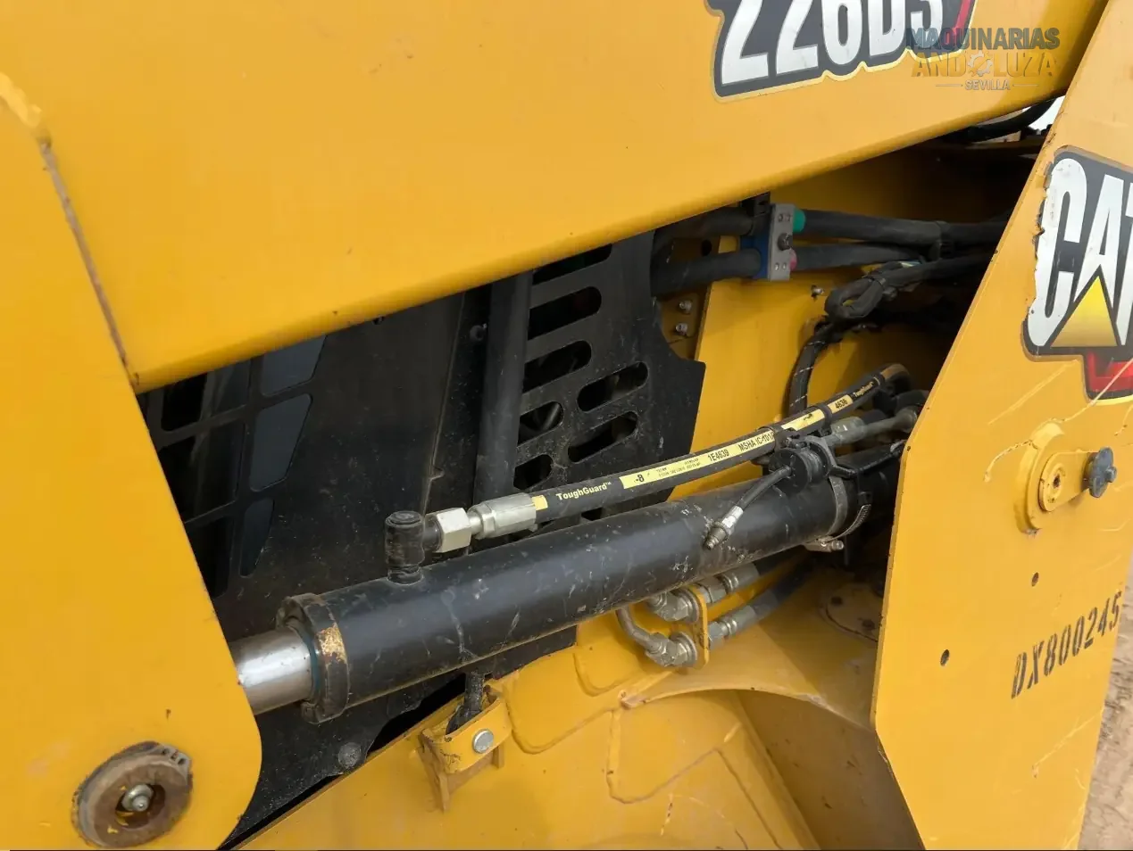 Pala compatta Caterpillar 226D3 del 2021 con design a sollevamento radiale, cabina riprogettata per il massimo comfort e tecnologia Smart per operazioni di livellamento e carico ad alte prestazioni.