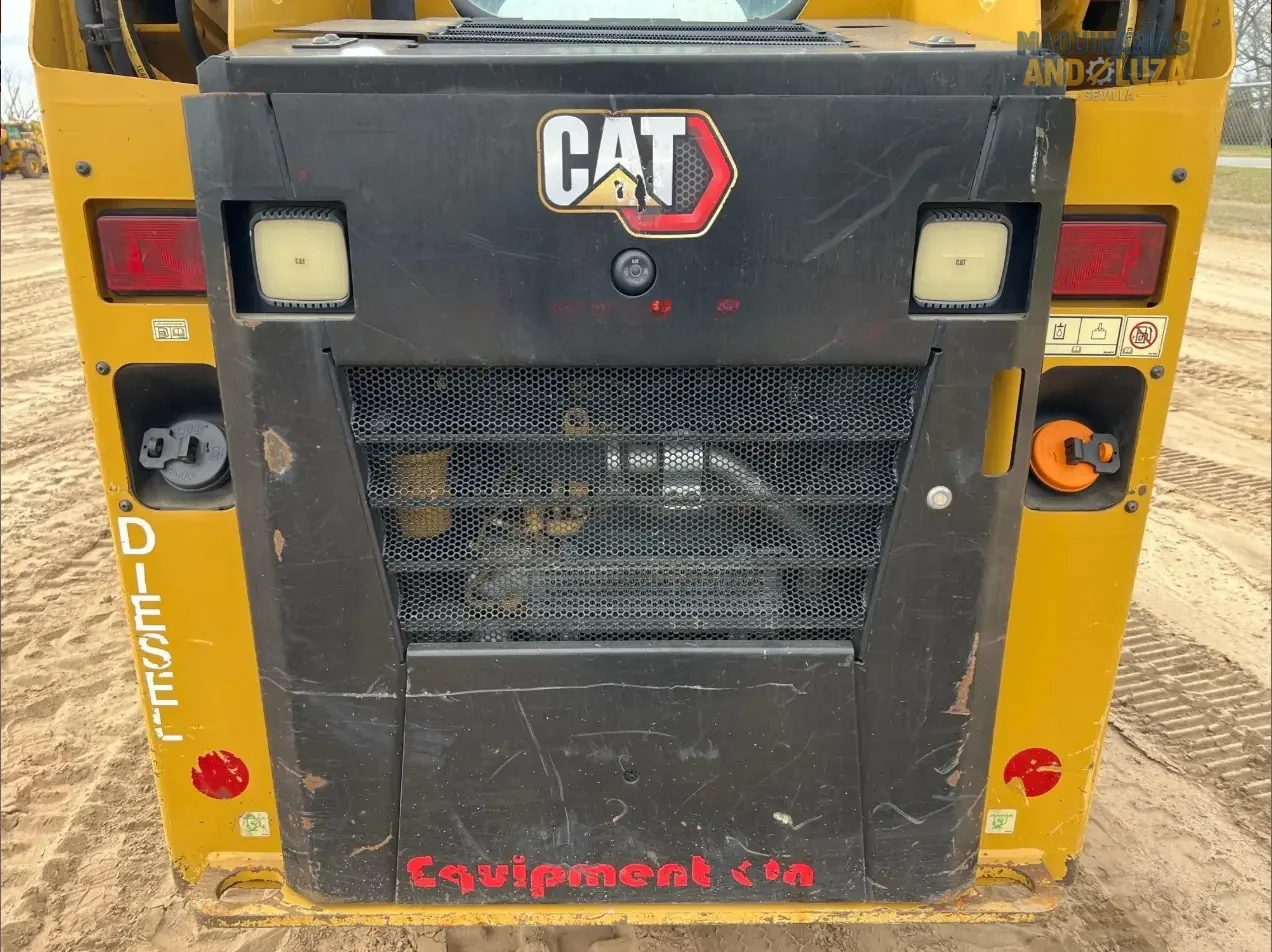 Pala compatta Caterpillar 226D3 del 2021 con design a sollevamento radiale, cabina riprogettata per il massimo comfort e tecnologia Smart per operazioni di livellamento e carico ad alte prestazioni.