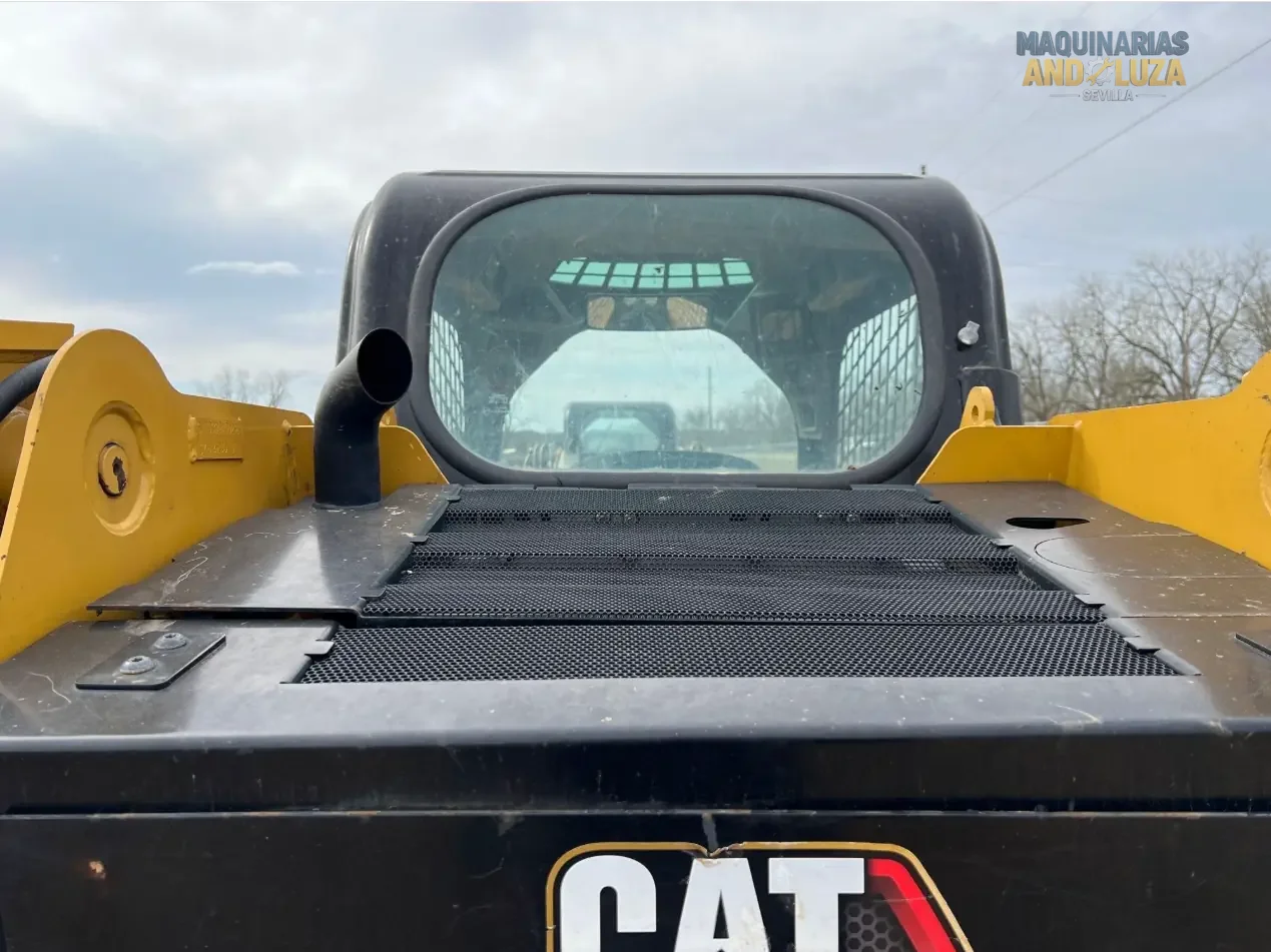 Pala compatta Caterpillar 226D3 del 2021 con design a sollevamento radiale, cabina riprogettata per il massimo comfort e tecnologia Smart per operazioni di livellamento e carico ad alte prestazioni.
