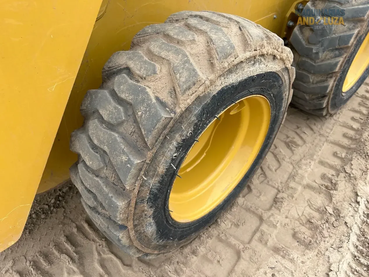 Pala compatta Caterpillar 226D3 del 2021 con design a sollevamento radiale, cabina riprogettata per il massimo comfort e tecnologia Smart per operazioni di livellamento e carico ad alte prestazioni.