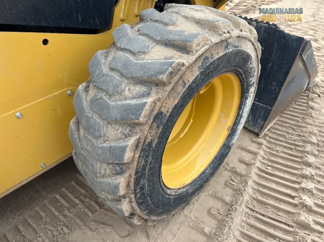 Pala compatta Caterpillar 226D3 del 2021 con design a sollevamento radiale, cabina riprogettata per il massimo comfort e tecnologia Smart per operazioni di livellamento e carico ad alte prestazioni.