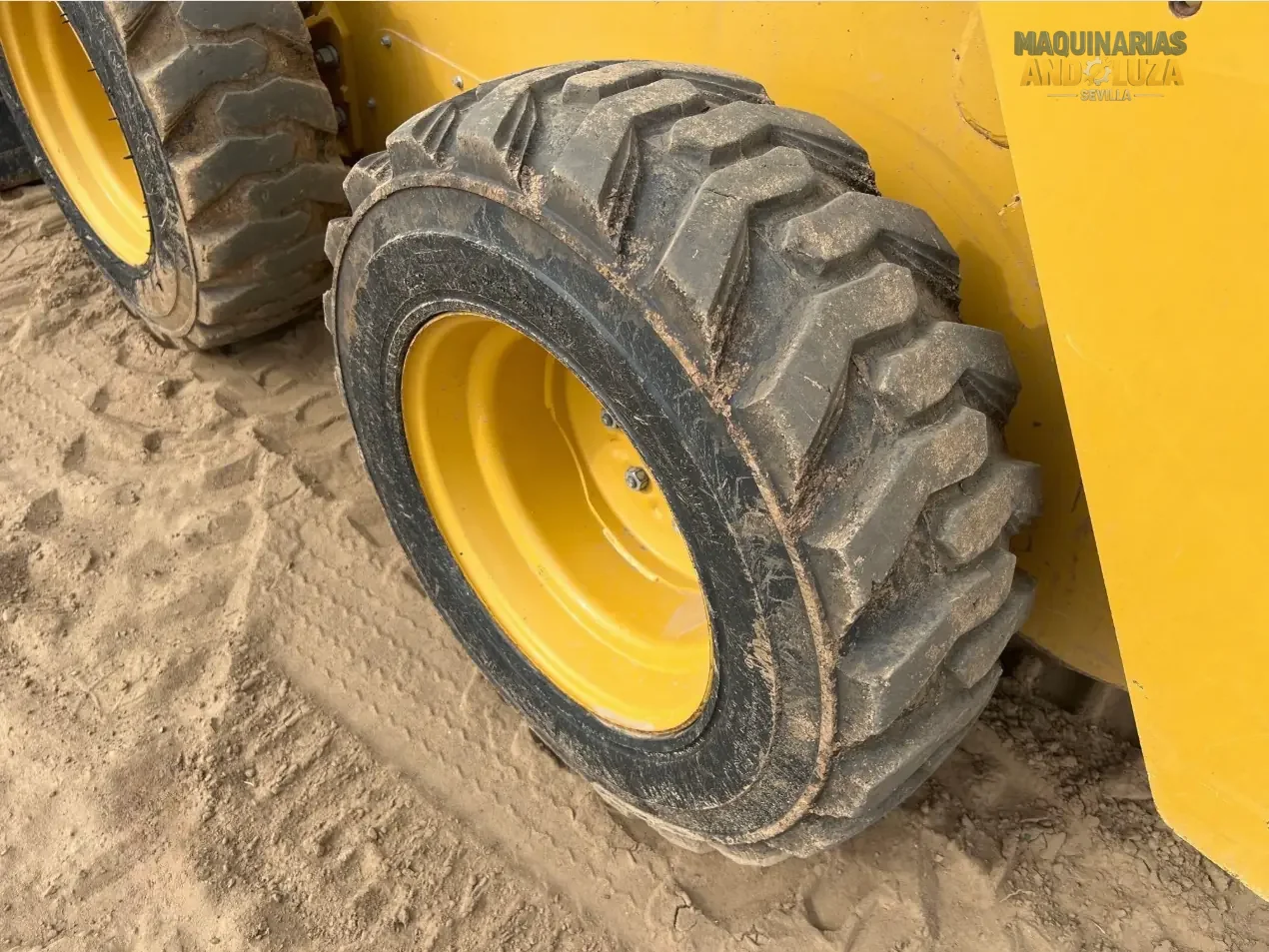 Pala compatta Caterpillar 226D3 del 2021 con design a sollevamento radiale, cabina riprogettata per il massimo comfort e tecnologia Smart per operazioni di livellamento e carico ad alte prestazioni.
