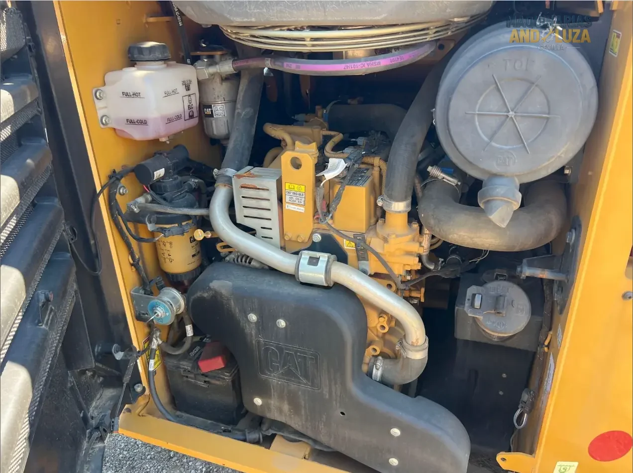 Ładowarka kołowa Caterpillar 242D3 z 2021 r. z pionowym podnoszeniem, układem hydraulicznym o wysokim przepływie i zaawansowaną technologią kabiny, umożliwiającą ciężki załadunek i przygotowanie miejsca pracy.