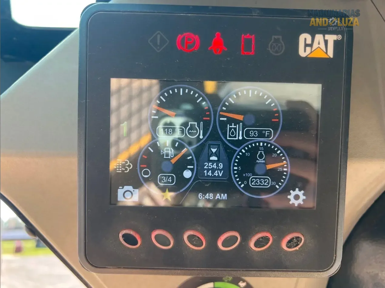 Ładowarka kołowa Caterpillar 242D3 z 2021 r. z pionowym podnoszeniem, układem hydraulicznym o wysokim przepływie i zaawansowaną technologią kabiny, umożliwiającą ciężki załadunek i przygotowanie miejsca pracy.