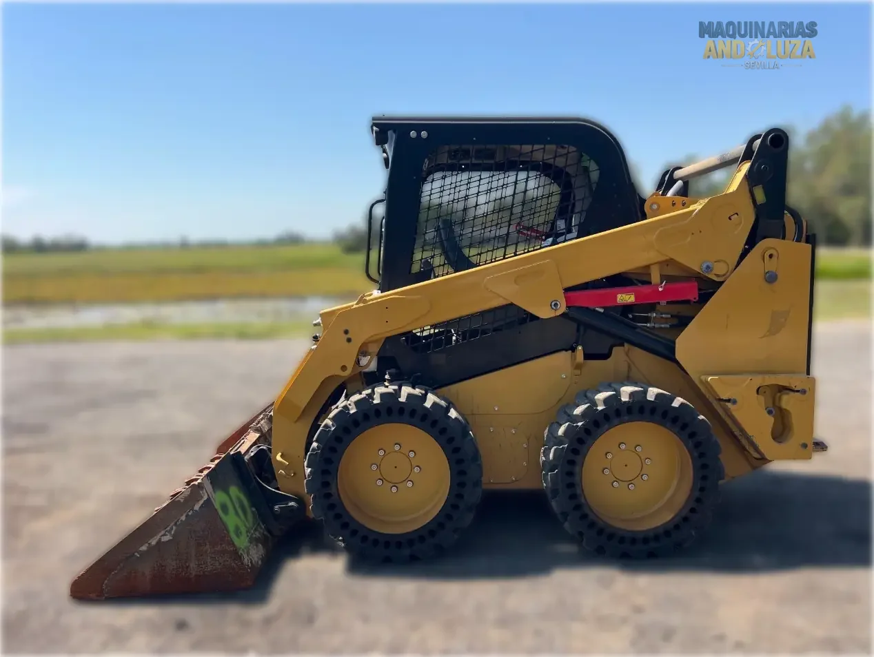 Ładowarka kołowa Caterpillar 242D3 z 2021 r. z pionowym podnoszeniem, układem hydraulicznym o wysokim przepływie i zaawansowaną technologią kabiny, umożliwiającą ciężki załadunek i przygotowanie miejsca pracy.