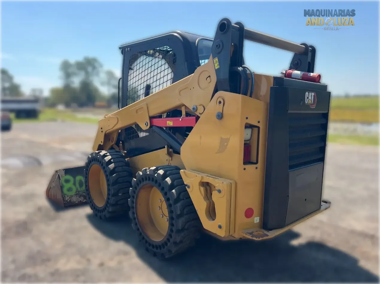 Ładowarka kołowa Caterpillar 242D3 z 2021 r. z pionowym podnoszeniem, układem hydraulicznym o wysokim przepływie i zaawansowaną technologią kabiny, umożliwiającą ciężki załadunek i przygotowanie miejsca pracy.