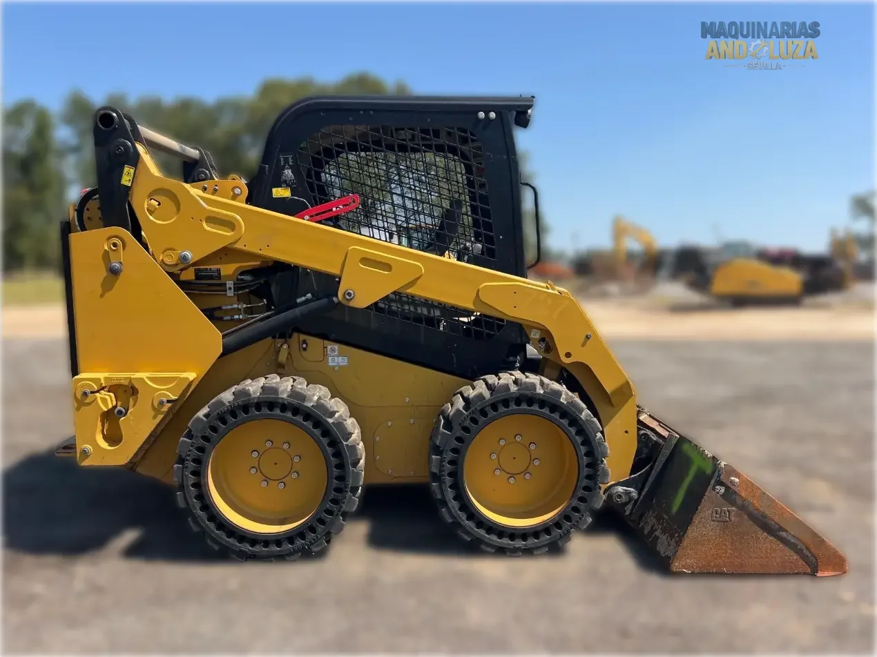 Ładowarka kołowa Caterpillar 242D3 z 2021 r. z pionowym podnoszeniem, układem hydraulicznym o wysokim przepływie i zaawansowaną technologią kabiny, umożliwiającą ciężki załadunek i przygotowanie miejsca pracy.