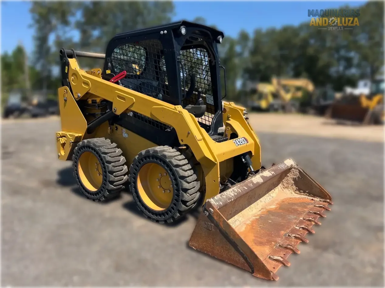 Ładowarka kołowa Caterpillar 242D3 z 2021 r. z pionowym podnoszeniem, układem hydraulicznym o wysokim przepływie i zaawansowaną technologią kabiny, umożliwiającą ciężki załadunek i przygotowanie miejsca pracy.