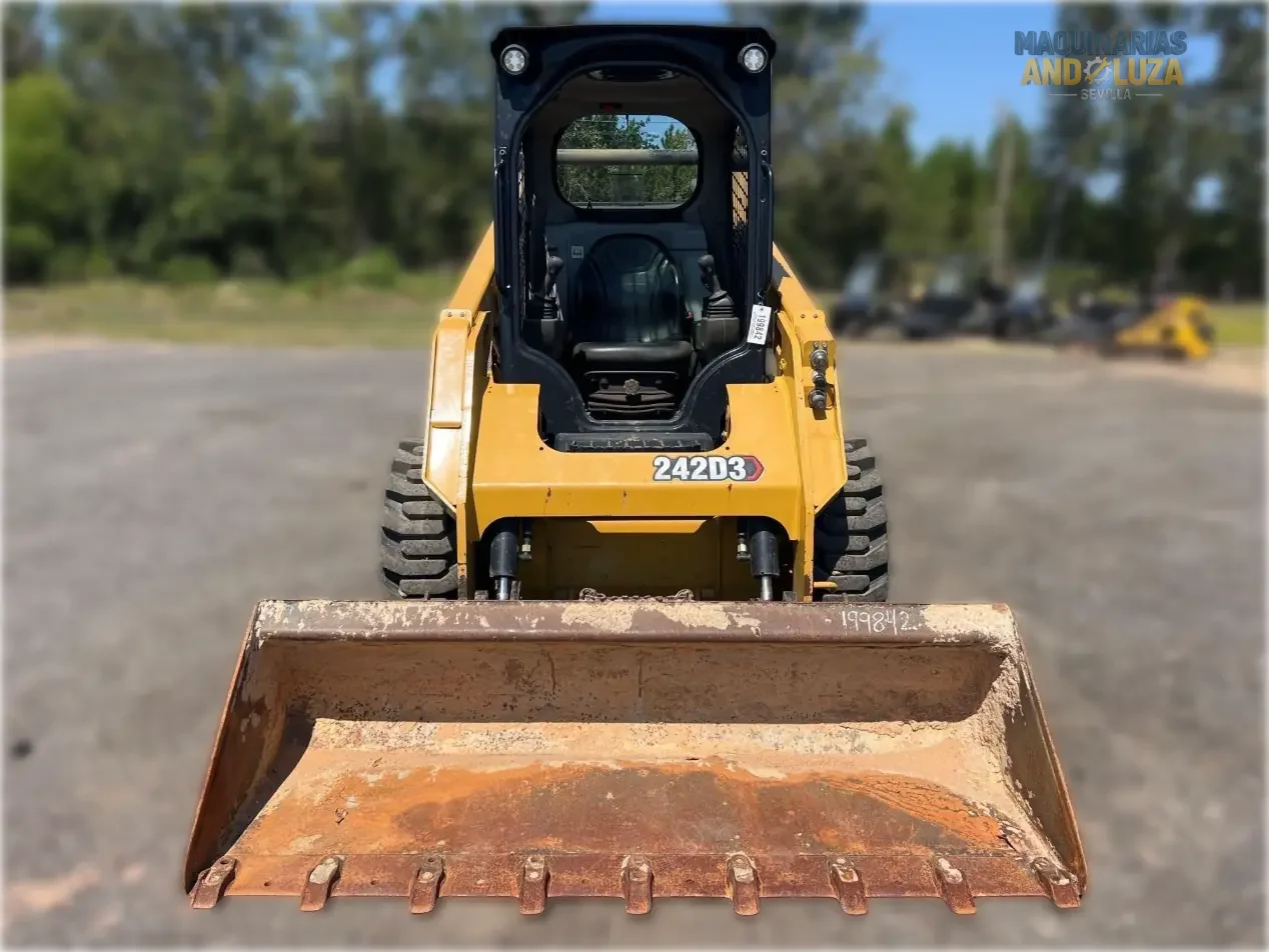 Ładowarka kołowa Caterpillar 242D3 z 2021 r. z pionowym podnoszeniem, układem hydraulicznym o wysokim przepływie i zaawansowaną technologią kabiny, umożliwiającą ciężki załadunek i przygotowanie miejsca pracy.