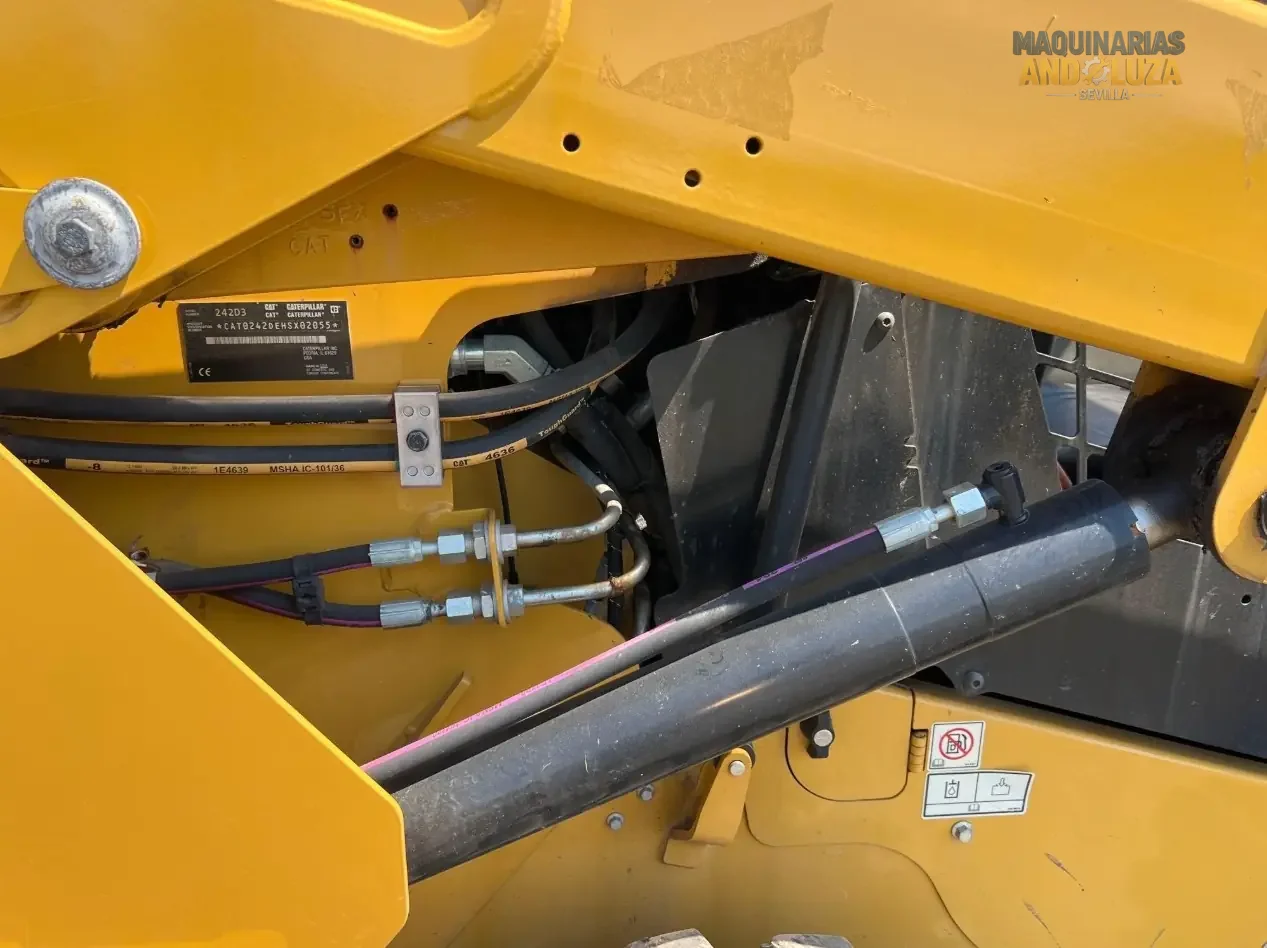 Ładowarka kołowa Caterpillar 242D3 z 2021 r. z pionowym podnoszeniem, układem hydraulicznym o wysokim przepływie i zaawansowaną technologią kabiny, umożliwiającą ciężki załadunek i przygotowanie miejsca pracy.