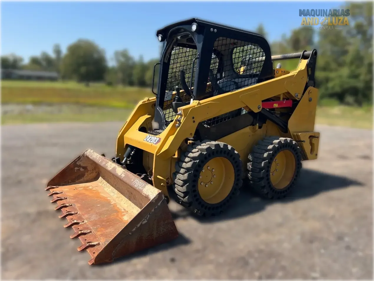 Ładowarka kołowa Caterpillar 242D3 z 2021 r. z pionowym podnoszeniem, układem hydraulicznym o wysokim przepływie i zaawansowaną technologią kabiny, umożliwiającą ciężki załadunek i przygotowanie miejsca pracy.