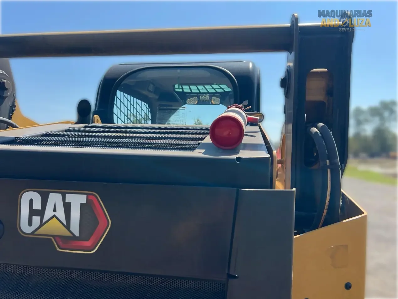 Ładowarka kołowa Caterpillar 242D3 z 2021 r. z pionowym podnoszeniem, układem hydraulicznym o wysokim przepływie i zaawansowaną technologią kabiny, umożliwiającą ciężki załadunek i przygotowanie miejsca pracy.