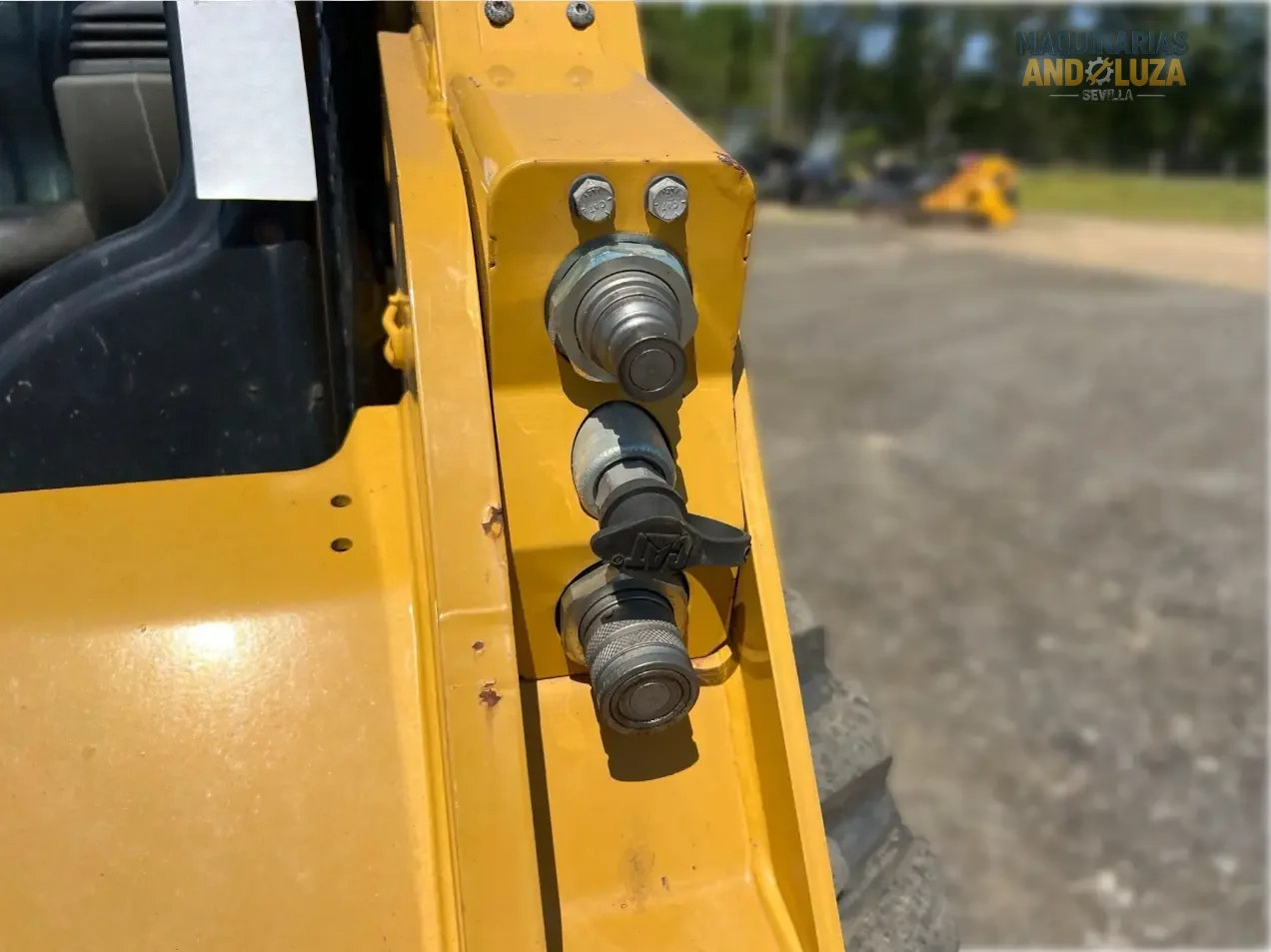 Ładowarka kołowa Caterpillar 242D3 z 2021 r. z pionowym podnoszeniem, układem hydraulicznym o wysokim przepływie i zaawansowaną technologią kabiny, umożliwiającą ciężki załadunek i przygotowanie miejsca pracy.