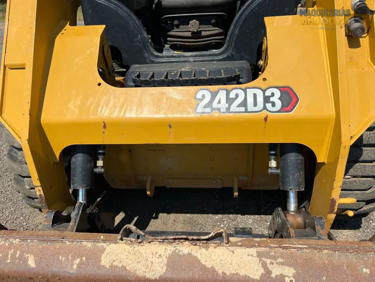 Ładowarka kołowa Caterpillar 242D3 z 2021 r. z pionowym podnoszeniem, układem hydraulicznym o wysokim przepływie i zaawansowaną technologią kabiny, umożliwiającą ciężki załadunek i przygotowanie miejsca pracy.