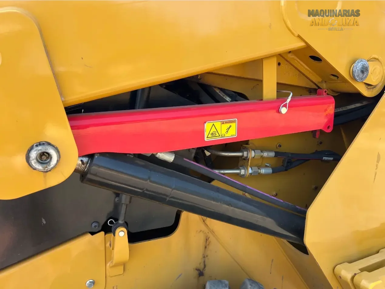 Ładowarka kołowa Caterpillar 242D3 z 2021 r. z pionowym podnoszeniem, układem hydraulicznym o wysokim przepływie i zaawansowaną technologią kabiny, umożliwiającą ciężki załadunek i przygotowanie miejsca pracy.