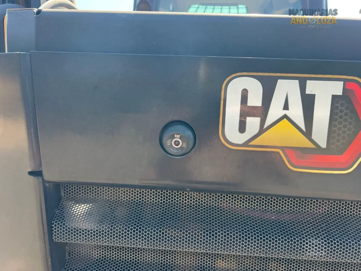 Ładowarka kołowa Caterpillar 242D3 z 2021 r. z pionowym podnoszeniem, układem hydraulicznym o wysokim przepływie i zaawansowaną technologią kabiny, umożliwiającą ciężki załadunek i przygotowanie miejsca pracy.