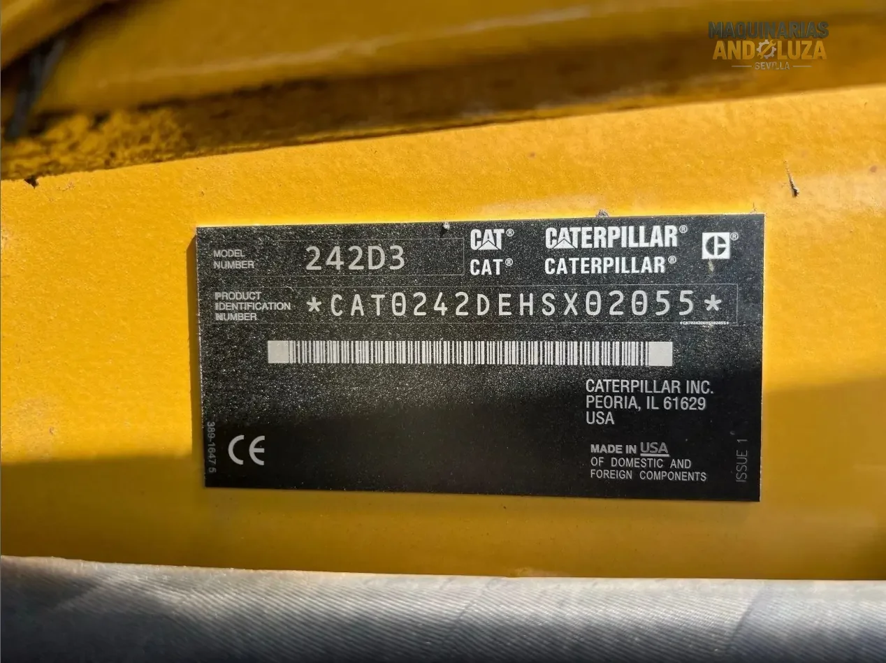 Ładowarka kołowa Caterpillar 242D3 z 2021 r. z pionowym podnoszeniem, układem hydraulicznym o wysokim przepływie i zaawansowaną technologią kabiny, umożliwiającą ciężki załadunek i przygotowanie miejsca pracy.