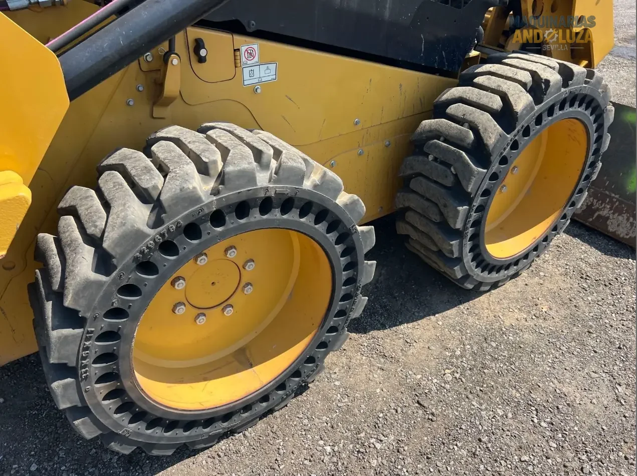 Ładowarka kołowa Caterpillar 242D3 z 2021 r. z pionowym podnoszeniem, układem hydraulicznym o wysokim przepływie i zaawansowaną technologią kabiny, umożliwiającą ciężki załadunek i przygotowanie miejsca pracy.