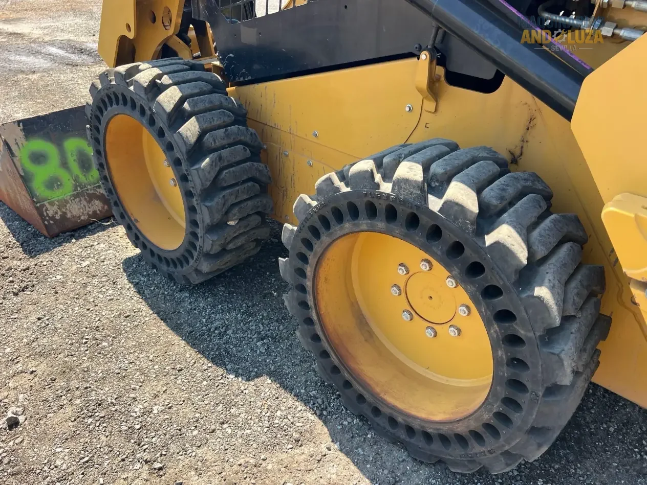 Ładowarka kołowa Caterpillar 242D3 z 2021 r. z pionowym podnoszeniem, układem hydraulicznym o wysokim przepływie i zaawansowaną technologią kabiny, umożliwiającą ciężki załadunek i przygotowanie miejsca pracy.