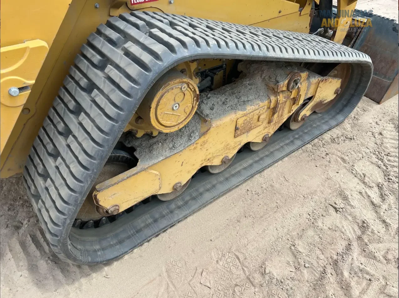 Pala cingolata compatta Caterpillar 259D3 del 2021 con design a sollevamento verticale, sospensioni ad assale di torsione e tecnologia Smart per una trazione e una stabilità superiori su terreni morbidi.