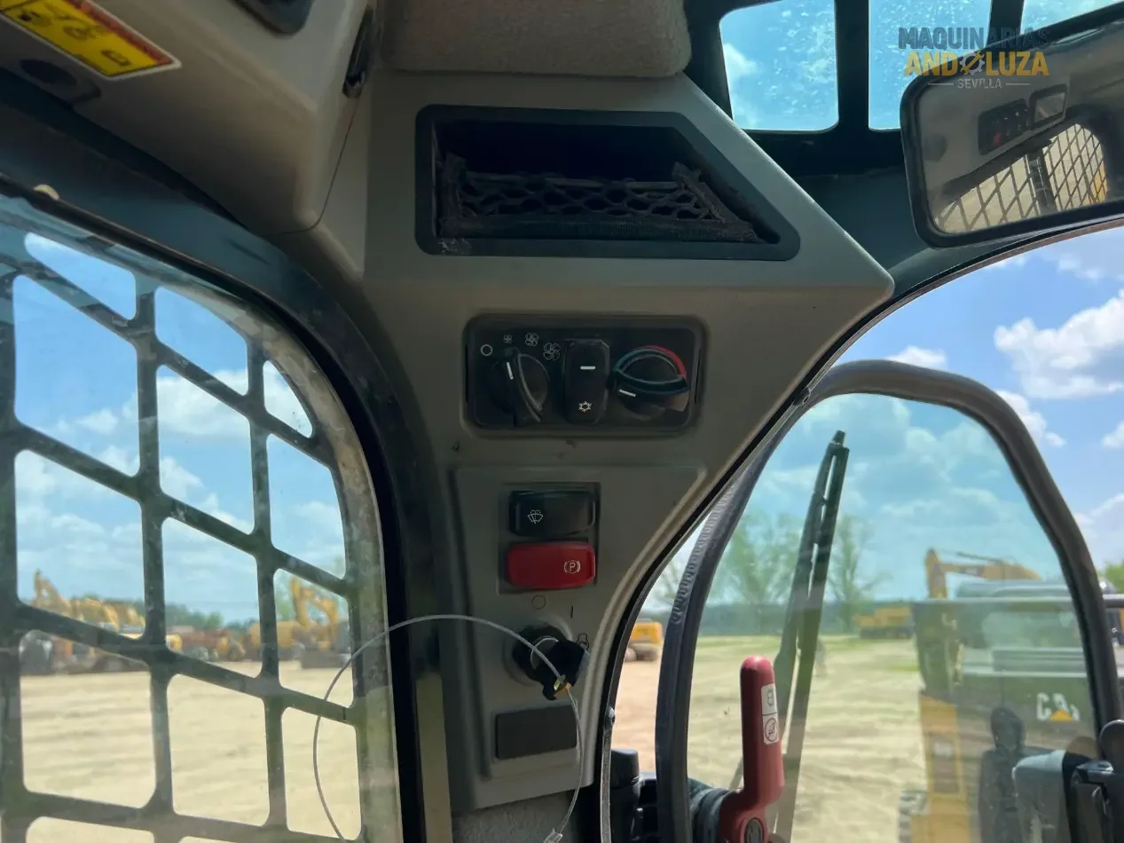 Pala cingolata compatta Caterpillar 259D3 del 2021 con design a sollevamento verticale, sospensioni ad assale di torsione e tecnologia Smart per una trazione e una stabilità superiori su terreni morbidi.