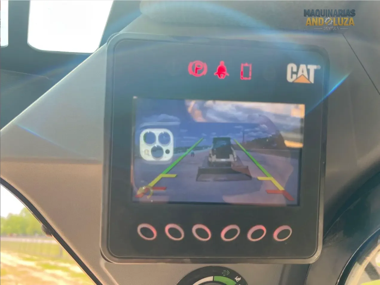Pala cingolata compatta Caterpillar 259D3 del 2021 con design a sollevamento verticale, sospensioni ad assale di torsione e tecnologia Smart per una trazione e una stabilità superiori su terreni morbidi.