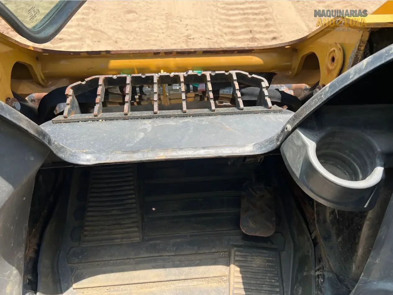 Pala cingolata compatta Caterpillar 259D3 del 2021 con design a sollevamento verticale, sospensioni ad assale di torsione e tecnologia Smart per una trazione e una stabilità superiori su terreni morbidi.