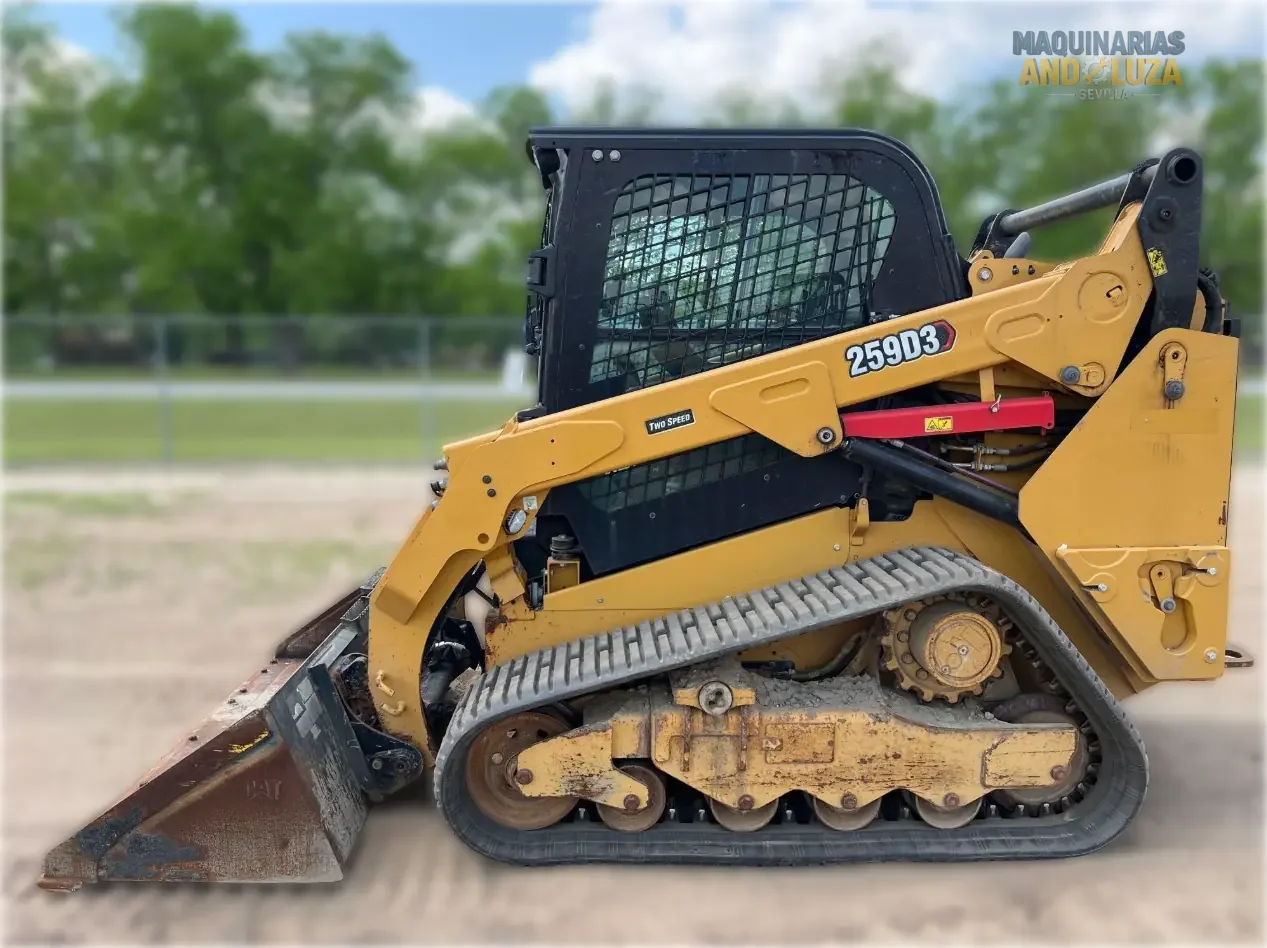 Pala cingolata compatta Caterpillar 259D3 del 2021 con design a sollevamento verticale, sospensioni ad assale di torsione e tecnologia Smart per una trazione e una stabilità superiori su terreni morbidi.