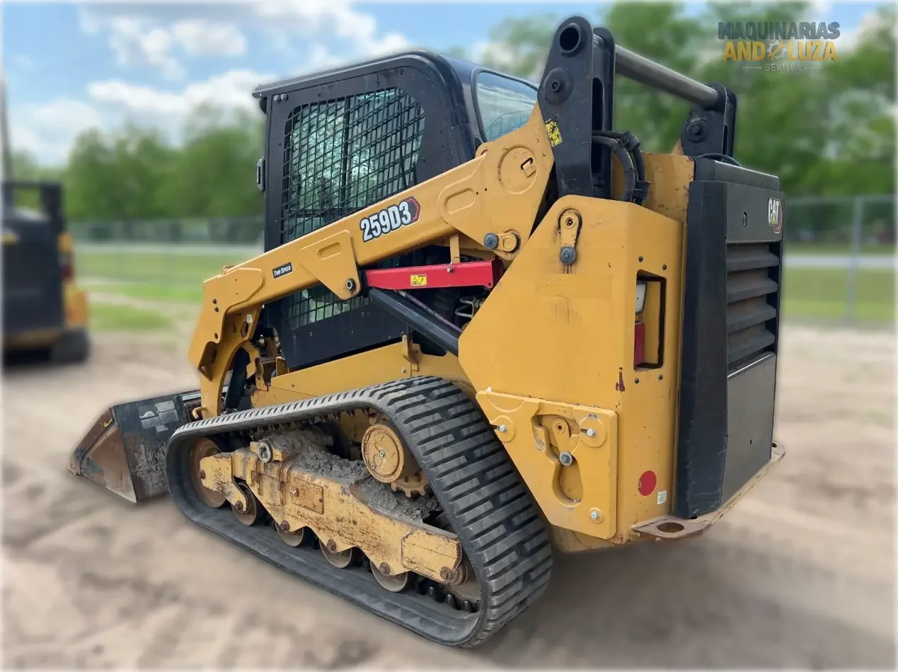 Pala cingolata compatta Caterpillar 259D3 del 2021 con design a sollevamento verticale, sospensioni ad assale di torsione e tecnologia Smart per una trazione e una stabilità superiori su terreni morbidi.