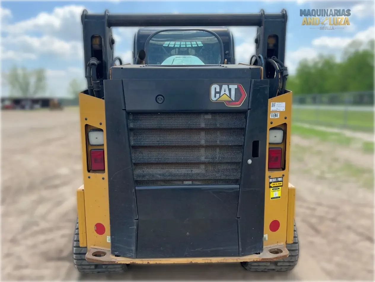 Pala cingolata compatta Caterpillar 259D3 del 2021 con design a sollevamento verticale, sospensioni ad assale di torsione e tecnologia Smart per una trazione e una stabilità superiori su terreni morbidi.