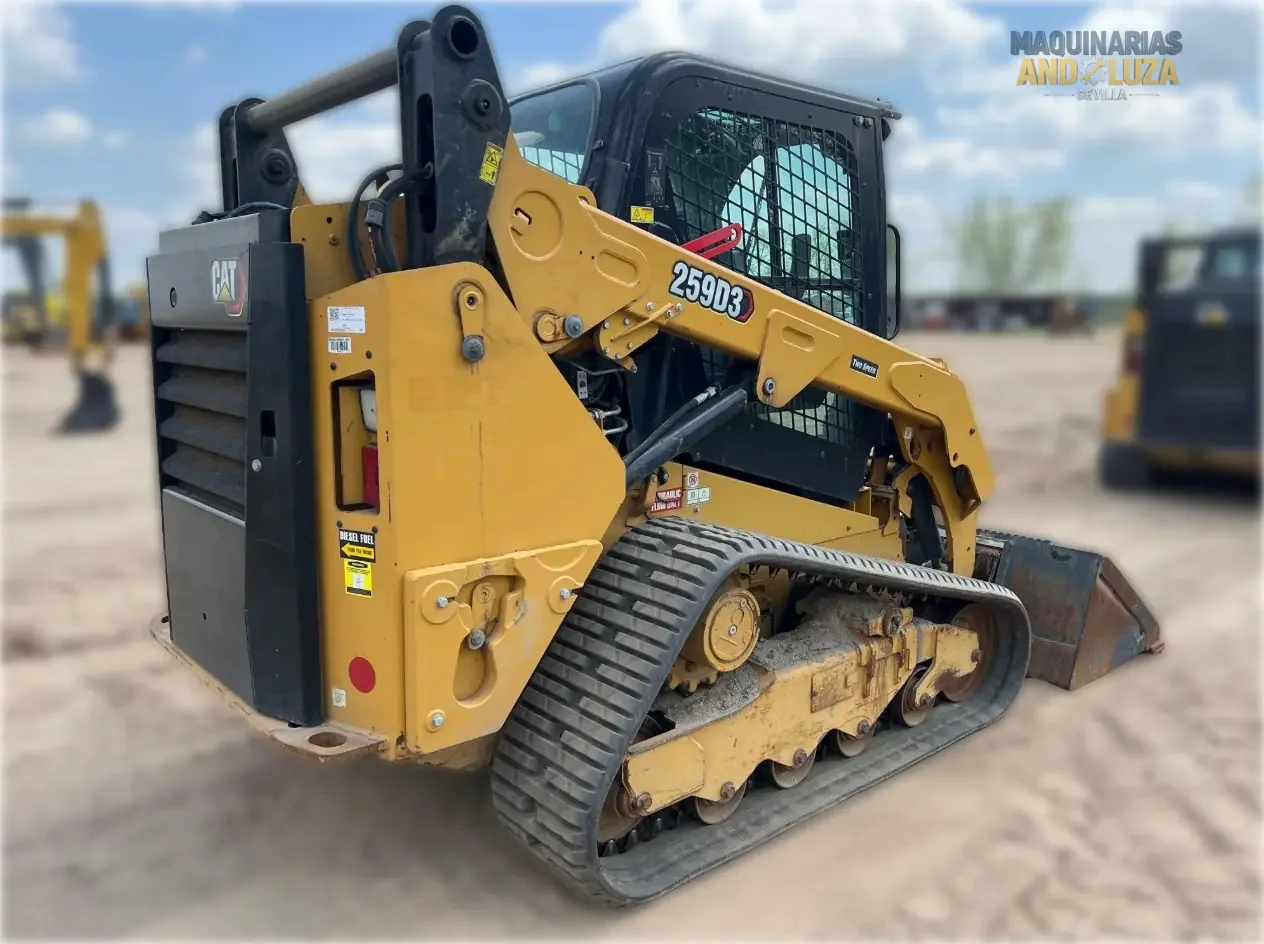 Pala cingolata compatta Caterpillar 259D3 del 2021 con design a sollevamento verticale, sospensioni ad assale di torsione e tecnologia Smart per una trazione e una stabilità superiori su terreni morbidi.