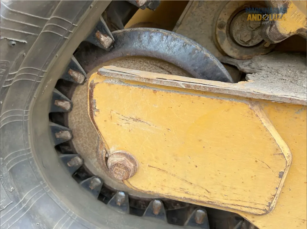 Pala cingolata compatta Caterpillar 259D3 del 2021 con design a sollevamento verticale, sospensioni ad assale di torsione e tecnologia Smart per una trazione e una stabilità superiori su terreni morbidi.