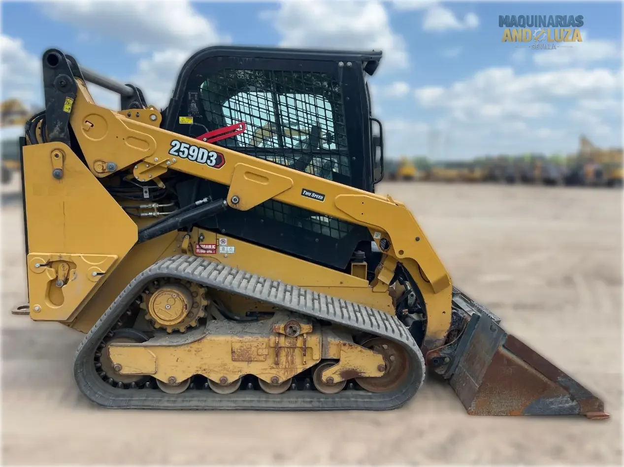 Pala cingolata compatta Caterpillar 259D3 del 2021 con design a sollevamento verticale, sospensioni ad assale di torsione e tecnologia Smart per una trazione e una stabilità superiori su terreni morbidi.