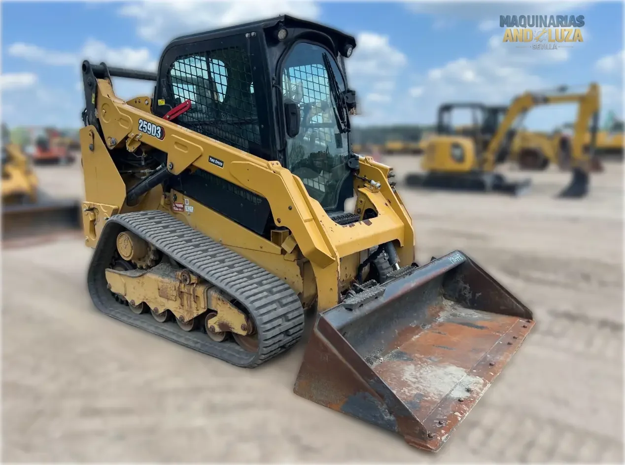 Pala cingolata compatta Caterpillar 259D3 del 2021 con design a sollevamento verticale, sospensioni ad assale di torsione e tecnologia Smart per una trazione e una stabilità superiori su terreni morbidi.