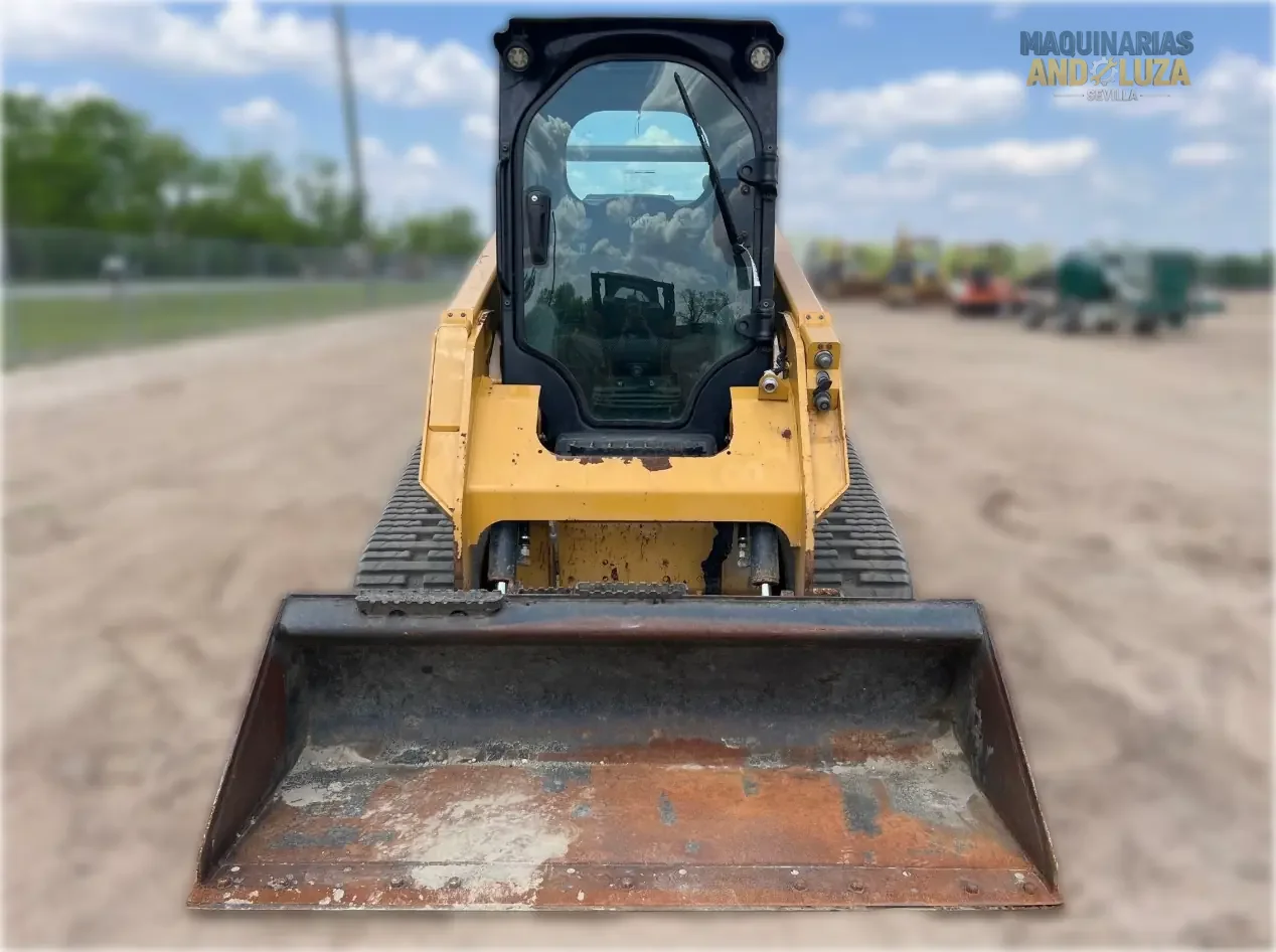 Pala cingolata compatta Caterpillar 259D3 del 2021 con design a sollevamento verticale, sospensioni ad assale di torsione e tecnologia Smart per una trazione e una stabilità superiori su terreni morbidi.