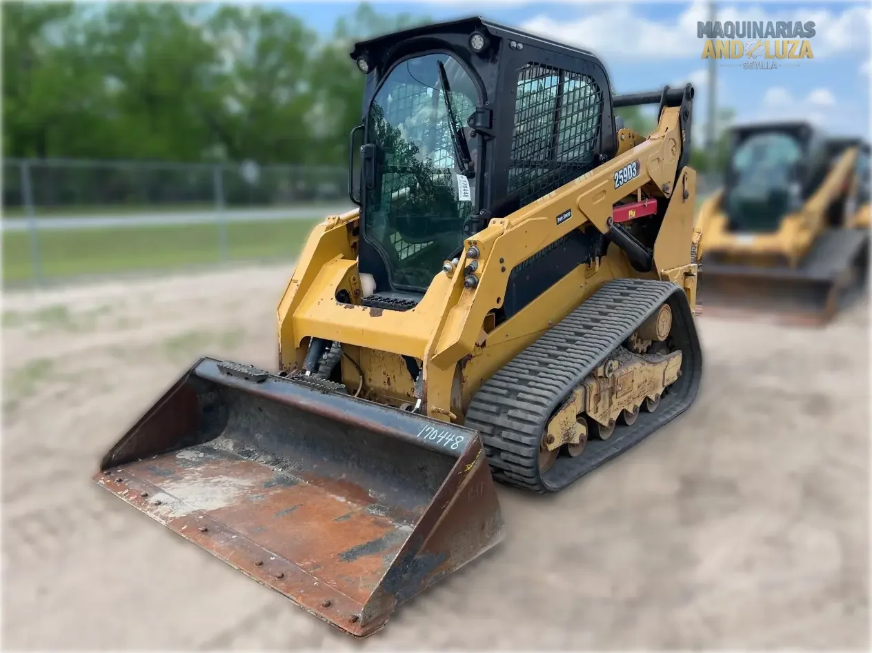 Pala cingolata compatta Caterpillar 259D3 del 2021 con design a sollevamento verticale, sospensioni ad assale di torsione e tecnologia Smart per una trazione e una stabilità superiori su terreni morbidi.