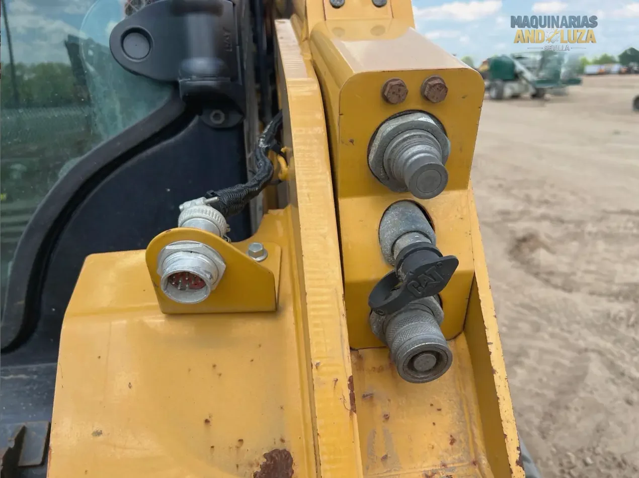 Pala cingolata compatta Caterpillar 259D3 del 2021 con design a sollevamento verticale, sospensioni ad assale di torsione e tecnologia Smart per una trazione e una stabilità superiori su terreni morbidi.