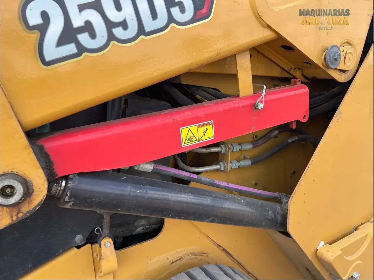 Pala cingolata compatta Caterpillar 259D3 del 2021 con design a sollevamento verticale, sospensioni ad assale di torsione e tecnologia Smart per una trazione e una stabilità superiori su terreni morbidi.