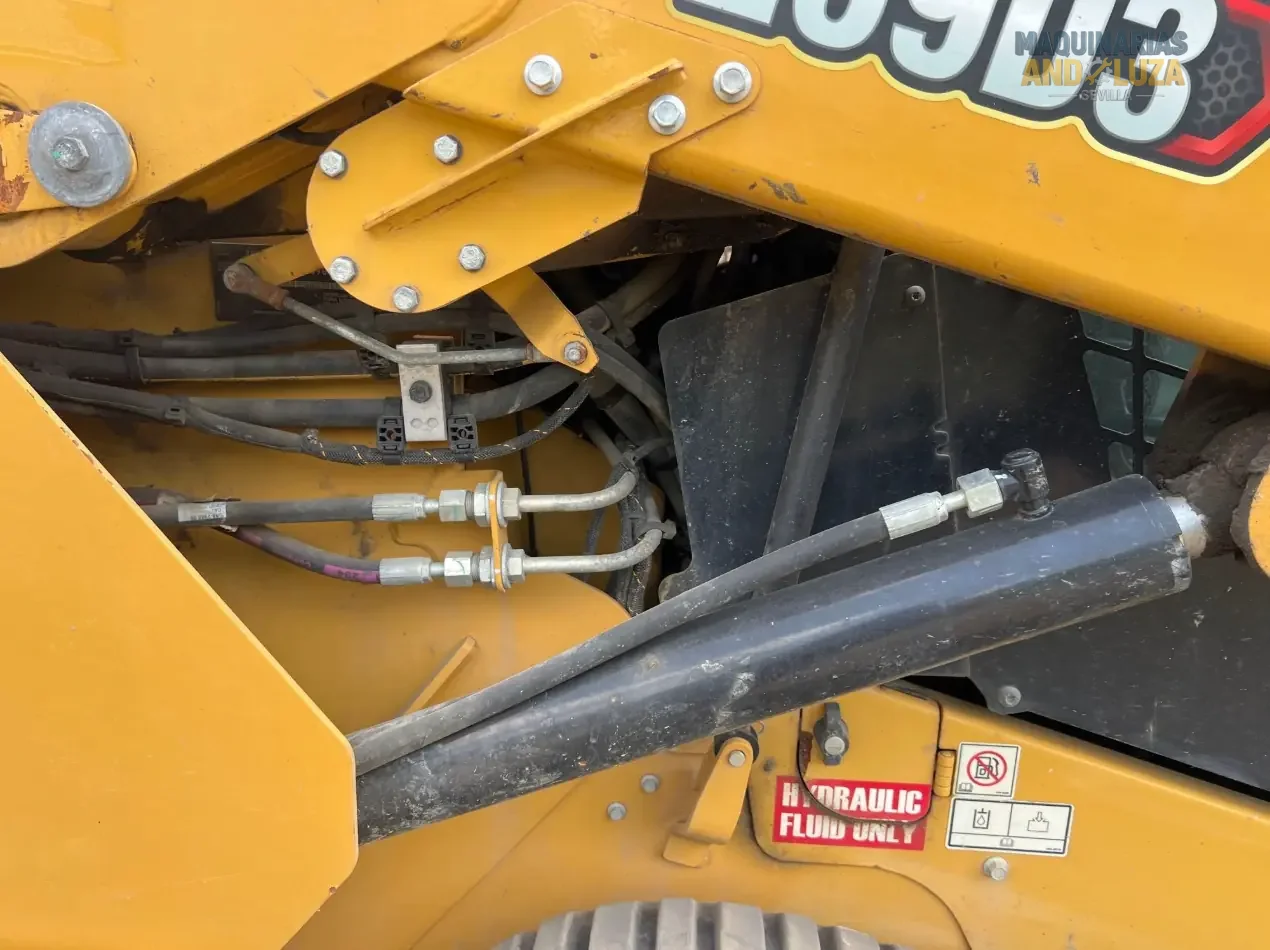 Pala cingolata compatta Caterpillar 259D3 del 2021 con design a sollevamento verticale, sospensioni ad assale di torsione e tecnologia Smart per una trazione e una stabilità superiori su terreni morbidi.