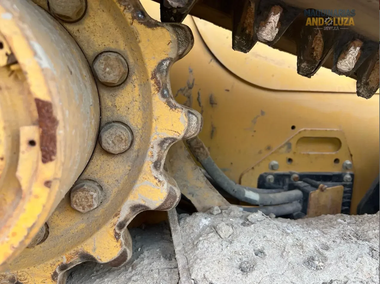 Pala cingolata compatta Caterpillar 259D3 del 2021 con design a sollevamento verticale, sospensioni ad assale di torsione e tecnologia Smart per una trazione e una stabilità superiori su terreni morbidi.