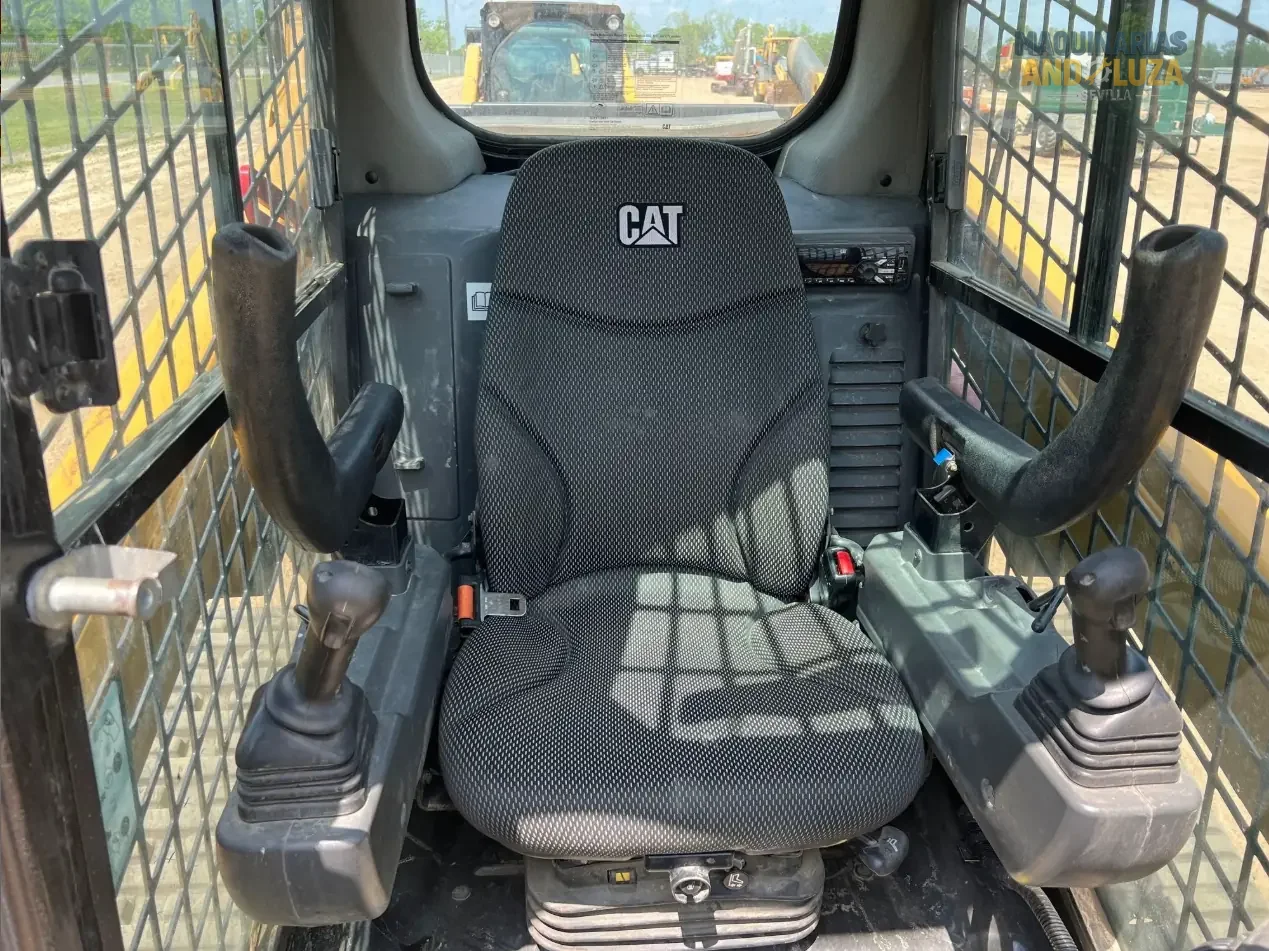 Pala cingolata compatta Caterpillar 259D3 del 2021 con design a sollevamento verticale, sospensioni ad assale di torsione e tecnologia Smart per una trazione e una stabilità superiori su terreni morbidi.