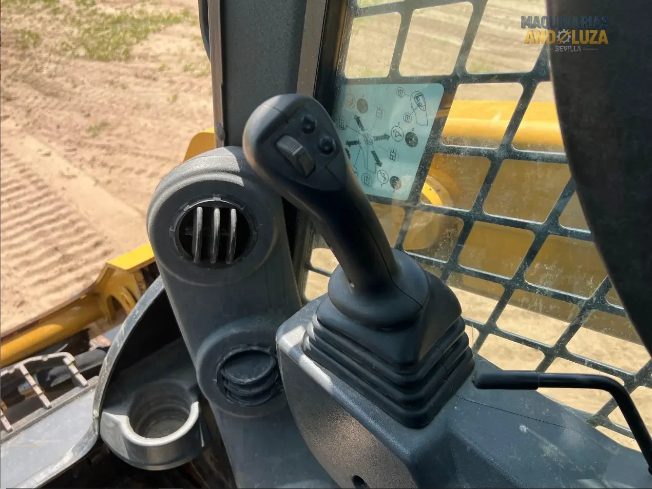 Pala cingolata compatta Caterpillar 259D3 del 2021 con design a sollevamento verticale, sospensioni ad assale di torsione e tecnologia Smart per una trazione e una stabilità superiori su terreni morbidi.
