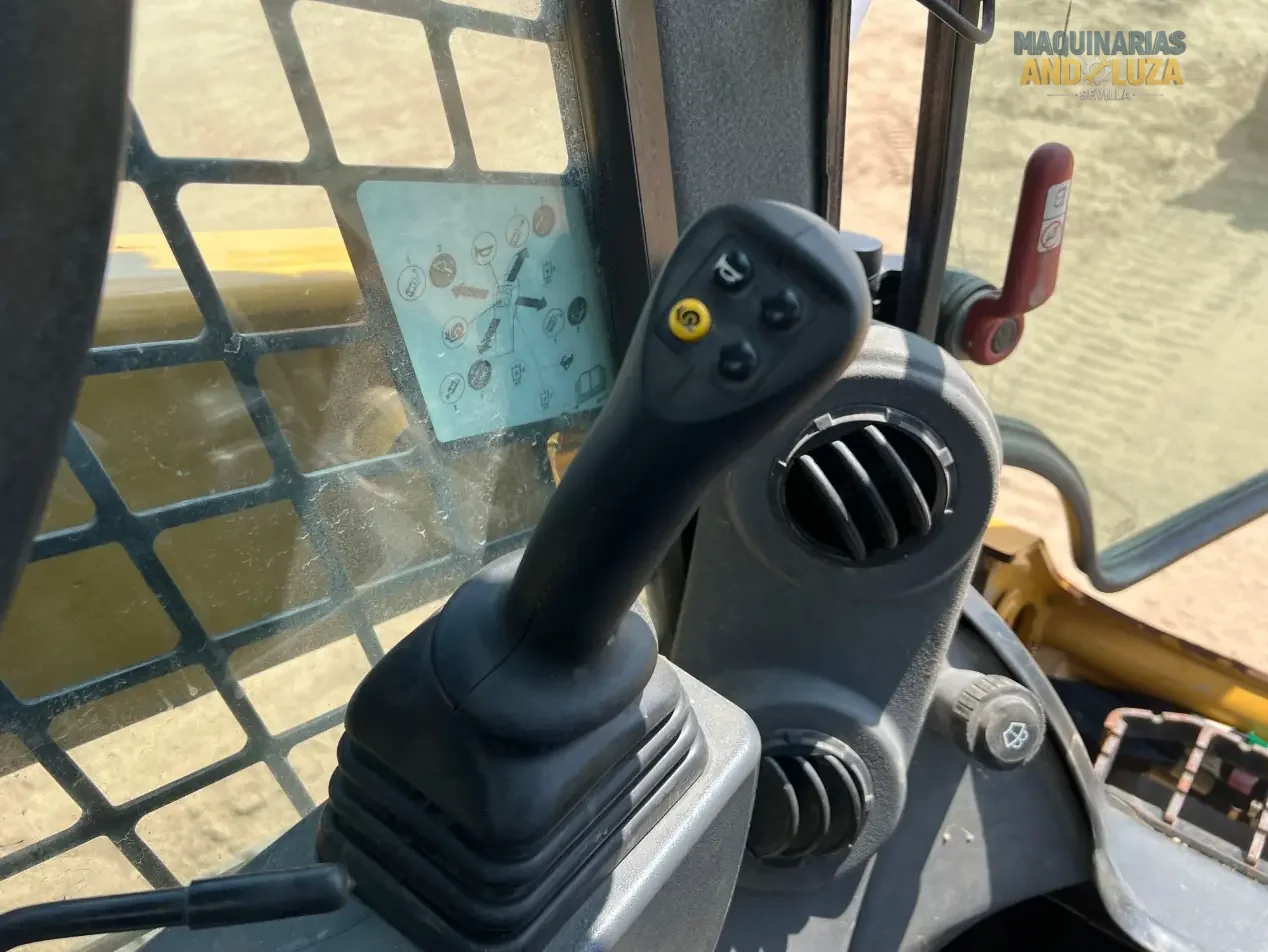 Pala cingolata compatta Caterpillar 259D3 del 2021 con design a sollevamento verticale, sospensioni ad assale di torsione e tecnologia Smart per una trazione e una stabilità superiori su terreni morbidi.