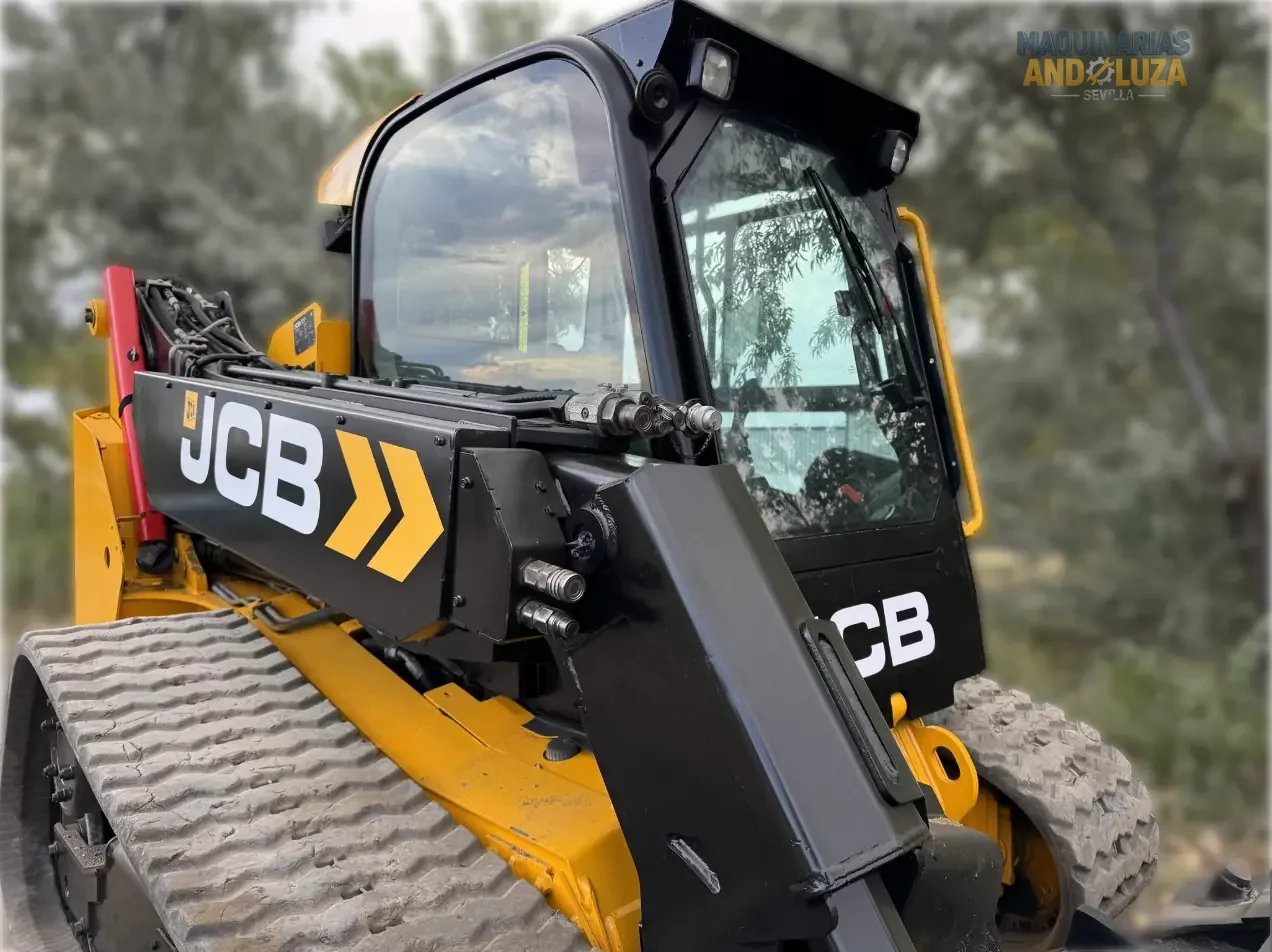 JCB 3TS-8T Teleskid Raupenkompaktlader, Baujahr 2021, mit Teleskopausleger, 4 Meter Hubhöhe und seitlicher Kabineneinstiegsmöglichkeit für Bau- und Landwirtschaftsanwendungen.