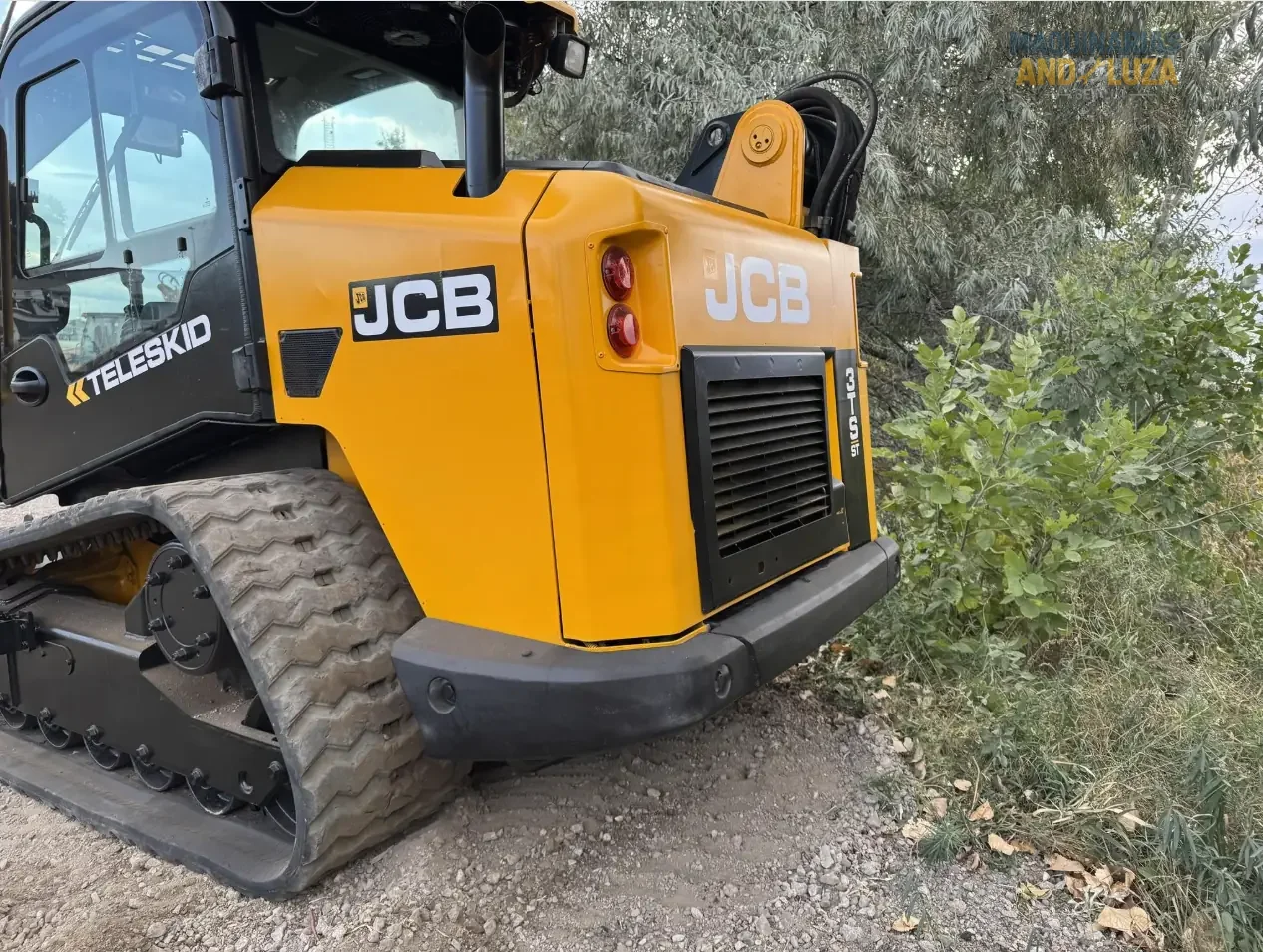JCB 3TS-8T Teleskid Raupenkompaktlader, Baujahr 2021, mit Teleskopausleger, 4 Meter Hubhöhe und seitlicher Kabineneinstiegsmöglichkeit für Bau- und Landwirtschaftsanwendungen.