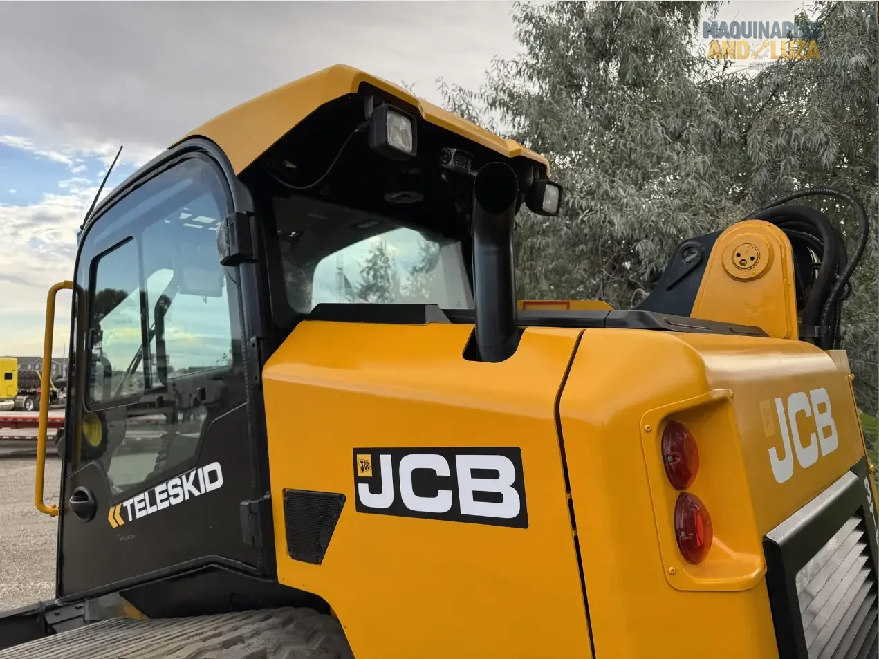 JCB 3TS-8T Teleskid Raupenkompaktlader, Baujahr 2021, mit Teleskopausleger, 4 Meter Hubhöhe und seitlicher Kabineneinstiegsmöglichkeit für Bau- und Landwirtschaftsanwendungen.