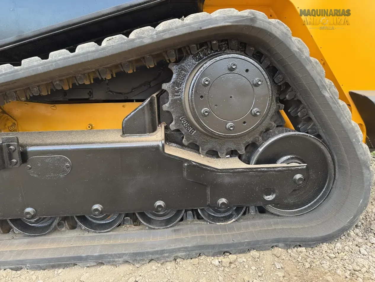 JCB 3TS-8T Teleskid Raupenkompaktlader, Baujahr 2021, mit Teleskopausleger, 4 Meter Hubhöhe und seitlicher Kabineneinstiegsmöglichkeit für Bau- und Landwirtschaftsanwendungen.